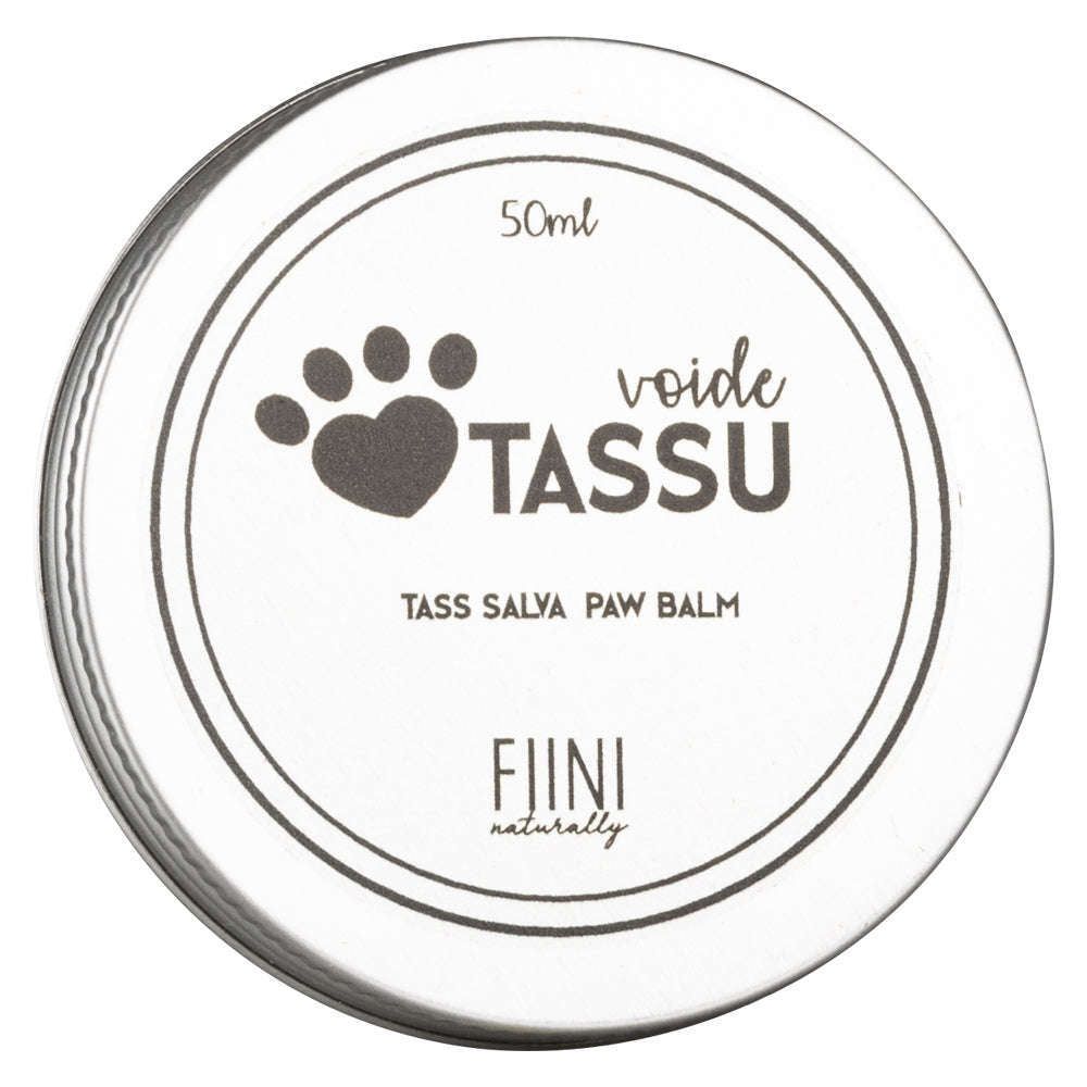 Fiini Naturally Tassuvoide, 50 ml; pyöreä mattapintainen metallinharmaa purkki, kannessa sydän- ja tassunjälkikuvake sekä selkeä groteskiteksti "TASS SALVA PAW BALM" ja "FIINI naturally"; kuvattu vaalealla taustalla ilman ihmisiä tai rekvisiittaa.
