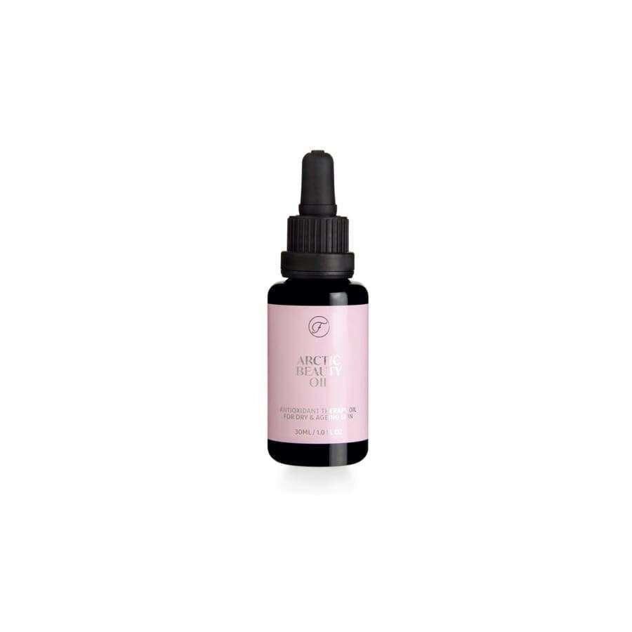 FLOW Cosmetics Arctic Beauty Oil -pullo, vaaleanpunainen etiketti, musta tiputinkorkki, vaalealla taustalla; lieriömäinen, kirkasta kiiltävää lasia, sisältää nestettä; etiketissä tuotenimi lihavoidulla groteskifontilla; ei muita näkyviä elementtejä tai lisätarvikkeita; ei ihmisiä tai käsiä.