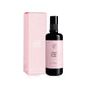 Flow Cosmetics Rose Floral Water; kirkas, lieriömäinen pullo, valkoinen suihkekorkki, teksti "Flow Cosmetics Rose Floral Water" valkoisella groteskifontilla; vieressä suorakulmainen, mattapintainen vaaleanpunainen rasia samalla tekstillä; molemmat esittävät tuotetietoja; vaalea tausta, ei ihmisiä tai käsiä; ruusuveden hento tuoksu korostuu tuotetiedoissa.