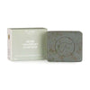 Flow Cosmetics Hemp Shampoo Soap Bar, 120 g; vihertävä, neliömäinen saippuapala, jossa kohokuvioitu "F"-kirjain, pakkauksen vierellä beige, suorakulmainen rasia tekstillä "Flow Cosmetics"; rasiassa kerrotaan hilseen ja hiuspohjan ongelmien luonnollisesta hoidosta; saippuapala mattapintainen ja kiinteä; ei käsiä tai ihmisiä, vaalea tausta.