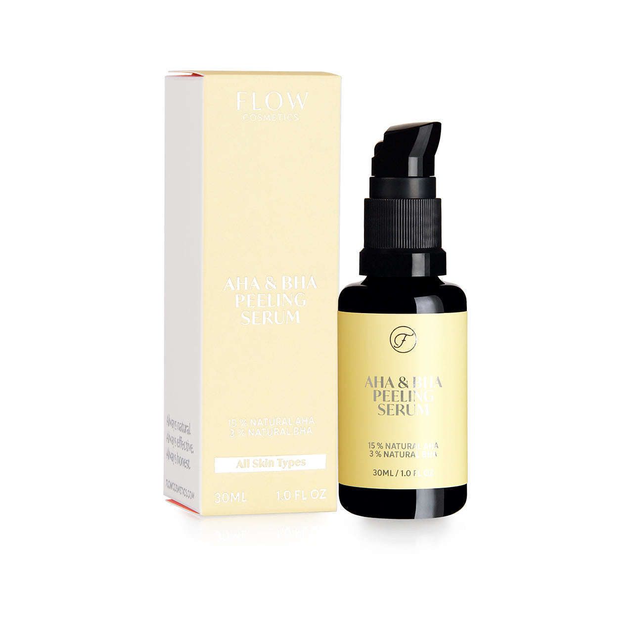 FLOW Cosmetics AHA & BHA Peeling Yöseerumi; pullo Flow Cosmetics AHA & BHA Peeling Serum -seerumia pakkauksensa vieressä; seerumi mattavalkoisessa sylinterinmuotoisessa pullossa läpinäkyvällä muovisella pumppuannostelijalla ja hopeisella kaulusrenkaalla; laatikko suorakulmainen minimalistisella muotoilulla ja vaimennetuin värein, tuotenimi yksinkertaisella groteskikirjasimella; molemmat pelkistetyllä taustalla, ei ihmisiä tai käsiä kuvassa, kuvattu suoraan edestä silmän korkeudelta.