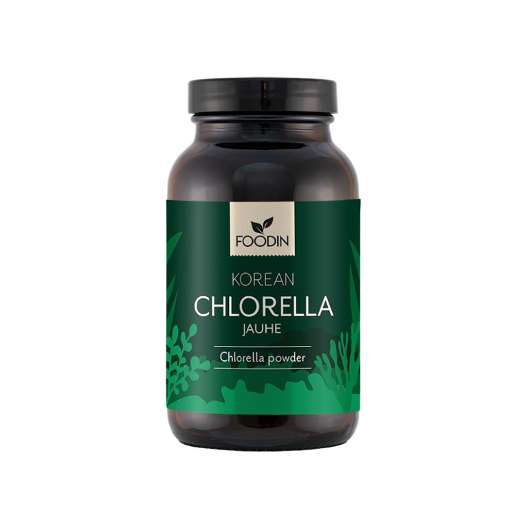 Foodin Korean Chlorella Jauhe; tumma, lieriömäinen, mattapintainen purkki; etiketissä vihreitä korostuksia ja lehtikuvituksia sekä lihavoitua groteskitekstiä; purkki vaikuttaa muovirakenteiselta ja läpinäkymättömältä; tuote kuvattu vaalealla, neutraalilla taustalla, ei ihmisiä.