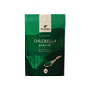 Foodin Korean Chlorella Jauhe, 300 g; vihreä, suorakulmainen, mattapintainen pakkaus; etusivulla kuva merilevästä ja puulusikallinen jauhetta; lihavoitua valkoista ja keltaista tekstiä; tuote kuvattu vaalealla taustalla, ei ihmisiä.