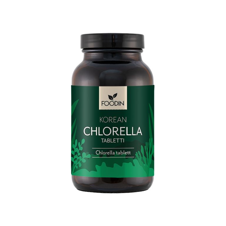 Foodin Korean Chlorella Tabletti; tummanruskea pullo, jossa vihreää ja valkoista tekstiä sekä klorellakasvin kuvituksia; lieriömäinen, mattapintainen muovipullo ja litteä tumma korkki; otsikoissa lihavoitua groteskityyppiä; tuote kuvattu edestäpäin vaalealla taustalla.