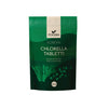 Foodin Korean Chlorella Tabletti, 300 g; vihreä pakkaus, jossa levän kuvitus ja teksti korostaa luomuklorellatablettien terveyshyötyjä; mattapintainen, suorakaiteen muotoinen, uudelleensuljettava pussi; lihavoitua groteskityyppiä, valkoista ja vaaleanvihreää tekstiä tummanvihreällä pohjalla; tuote kuvattu edestäpäin vaalealla taustalla, ei ihmisiä.