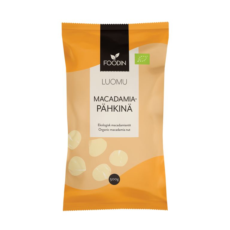 Foodin Luomu Macadamiapähkinä -pussi, 500 g, keltainen ja oranssi, kuvia macadamiapähkinöistä etupuolella, etiketit suomeksi ja englanniksi; pinta mattapintainen; teksti lihavoitua tekstausvapaata typografiaa valkoisin ja mustin sävyin; tuotetiedot luettavissa etupuolella; ei ihmisiä tai käsiä näkyvissä; kuva selkeästi valaistu yksinkertaista taustaa vasten; luomuraaka-aineet takaavat premium-laadun.