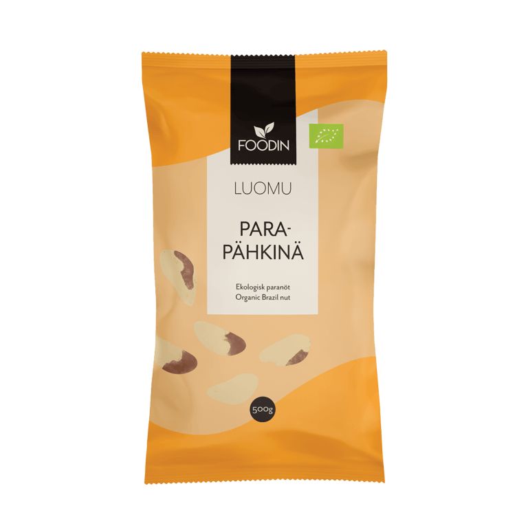 Foodin Luomu Parapähkinä -pakkaus, 500 g, oranssi ja beige, läpinäkyvä ikkuna näyttää pähkinät sekä teksti suomeksi ja englanniksi; mattapintainen joustava pussi, suorakulmainen muoto; tekstausvapaata kirjasinta valkoisella ja mustalla, "Foodin"-logo yläosassa; paino painettu alaosaan; tausta valkoinen studiotausta, ei ihmisiä tai muita esineitä näkyvissä.