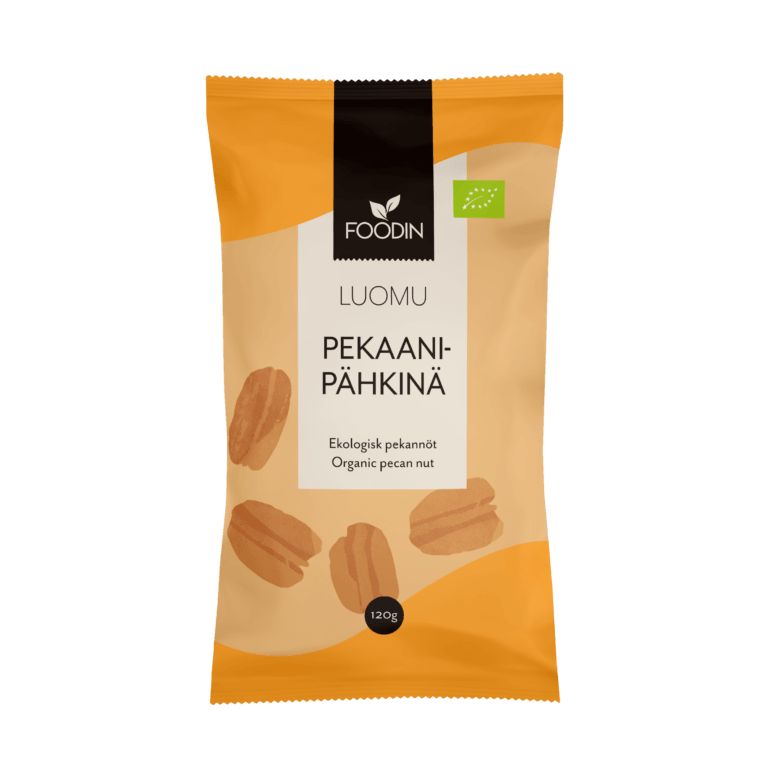 Foodin Luomu Pekaanipähkinä -pussi, 120 g, ruskehtavan beige ja oranssi mattapinta; suorakulmainen joustava pakkaus, kuvia pekaanipähkinöistä sekä kolmikielistä tekstiä suomeksi, ruotsiksi ja englanniksi modernilla tekstausvapaalla fontilla; etiketissä tuotenimi ja paino; tausta valkoinen, ei ihmisiä tai rekvisiittaa näkyvissä.