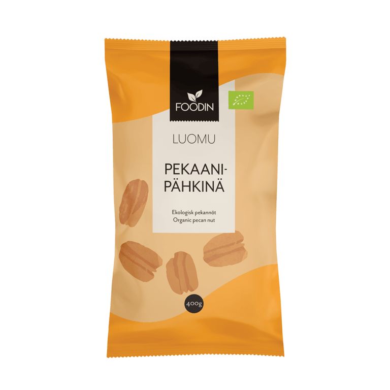Foodin Luomu Pekaanipähkinä -pussi, 400 g, oranssi ja beige, pekaanipähkinäkuvituksin ja tekstillä suomeksi ja englanniksi; suorakulmainen seisova pakkaus mattamuovia, pääväri oranssi beigein korostuksin; pekaanipähkinäkuvitukset etupuolella; lihavoitua tekstausvapaata fonttia etiketissä; tausta neutraali, ei ihmisiä tai käsiä näkyvissä.