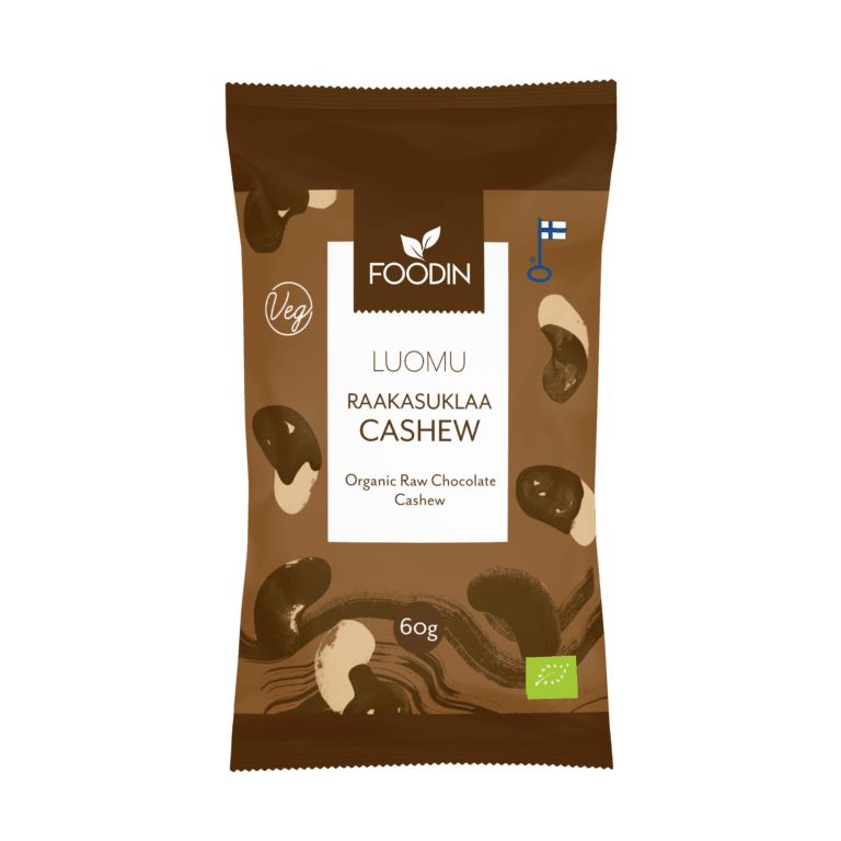 Foodin Luomu Raakasuklaakuorrutettu Cashew -pussi, 60 g, ruskea; etupuolella yksinkertaisia kuvitettuja cashewpähkinöitä ja suklaapaloja; mattapinnalla, suorakulmainen pussi yläsaumalla, valkoista tekstausvapaata typografiaa; luomusertifiointimerkintöjä näkyvissä; kaksikielinen teksti suomeksi ja englanniksi; tausta yksinkertainen, tuote yksin studiotyylisessä kuvassa.