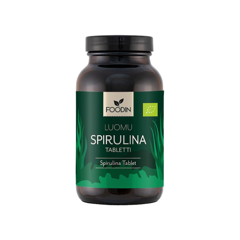Foodin Luomu Spirulina Tabletti; tumma, läpinäkymätön, lieriömäinen mattapintainen pullo; vihreässä etiketissä selkeää, lihavoitua groteskitekstiä, tyyliteltyjä kasvikuvituksia sekä luomusertifiointilogo; sisältää luomuspirulinatabletteja; vaalea tausta, ei ihmisiä.