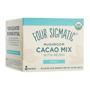Four Sigmatic Mushroom Cacao Mix Reishi -pakkaus; suorakulmainen, mattapintainen ulkopakkaus vaaleanbeigellä etupaneelilla ja turkoosein sivukorostuksin; USDA Organic -sertifiointi sekä teksti "Chill", sisältää kymmenen pussia; yksinkertaisia kaakaopalkokuvituksia; valkoista ja ruskeaa tekstausvapaata tekstiä; ei ihmisiä tai käsiä näkyvissä.