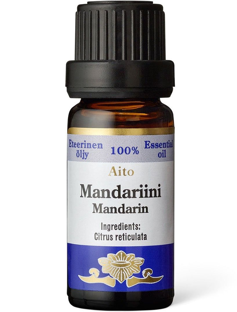 Frantsila Eteerinen Öljy - Mandariini -pullo, pieni ruskea pullo mustalla korkilla, sininen-kultainen koristereunuksin varustettu etiketti; teksti "100% eteerinen öljy", ainesosana Citrus reticulata, serif- ja groteskiteksti