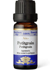 Frantsila Eteerinen Öljy - Petitgrain -pullo, pieni ruskea lasipullo, musta korkki, sininen-valkoinen mattapintainen etiketti; ainesosana Citrus aurant. b. petitgrain, teksti myös suomeksi