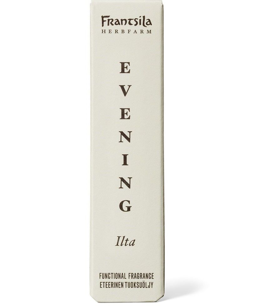 Frantsila Ilta Tuoksuöljy Roll-on -pakkaus, valkoinen suorakulmainen rasia, mattapinta, ruskea teksti pysty- ja vaakasuunnassa "Frantsila Herb Farm Evening Ilta Functional Fragrance Eteerinen Tuoksusuih"