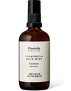 Frantsila Herb Farm Calendula Face Mist -kasvovesi, tekstissä korostetaan kosteuttavia, tasapainottavia ja rauhoittavia ominaisuuksia sekä lempeää kehäkukkauutetta; valkoinen tausta; etiketissä selkeää serif- ja groteskifonttia mustana valkoisella mattatarralla; pullo lieriömäinen, musta muovinen suihkekorkki; ei ihmisiä kuvassa.