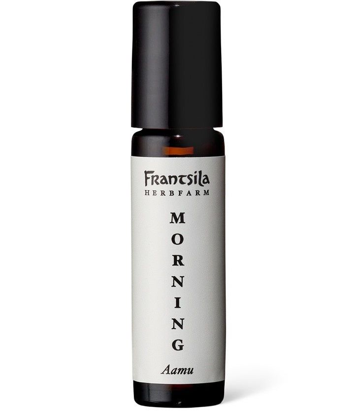 Frantsila Aamu Tuoksuöljy Roll-on -pullo, tumma lasi, musta muovikorkki, sylinterinmuotoinen, mattapinta; valkoinen paperietiketti mustalla kapealla groteskitekstillä "Frantsila Herb Farm Morning Aamu"