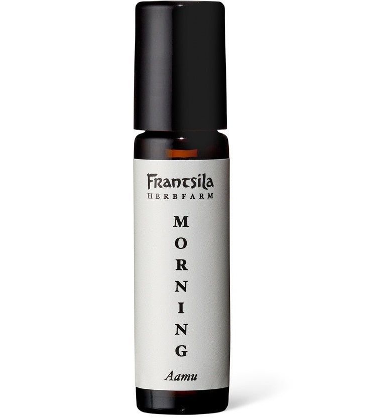Frantsila Aamu Tuoksuöljy Roll-on -pullo, tumma lasi, musta muovikorkki, sylinterinmuotoinen, mattapinta; valkoinen paperietiketti mustalla kapealla groteskitekstillä "Frantsila Herb Farm Morning Aamu"