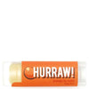 Hurraw! Huulivoide Appelsiini -tuubi, oranssi etiketti, valkoinen teksti, tuubi vaakatasossa; mattapinta, kirkas korkki, pyöristetyt reunat, teksti "Hurraw!" ja "orange"