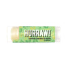 Hurraw! baobab-banaanihuulivoide, ravitseva koostumus, 4,3 g / 0,15 oz, vaalealla taustalla; lieriömäinen putkilo kirkkaalla muovikorkilla; etiketissä groteskifontteja valkoisena ja kultaisena vihreillä ja keltaisilla lohkoilla; matta pinta; ei ihmisiä tai käsiä; keskitetty tuotekuva.