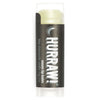 Hurraw! Huulivoide Moon Balm -tuubi, tummansävyinen, sylinterinmuotoinen, mattapinta; lihavoitu valkoinen groteskiteksti "Hurraw! moon lip balm blue chamomile vanilla", vaaleaa voidetta näkyvissä reunan yläpuolella
