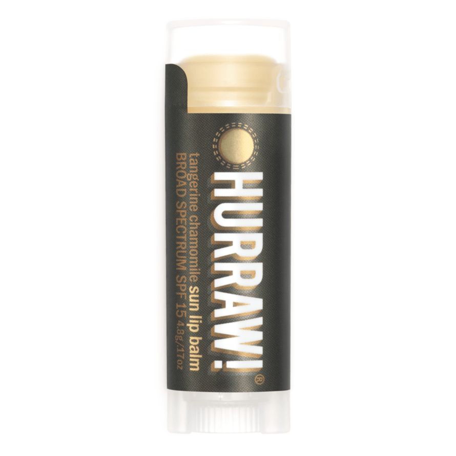 Hurraw! Huulivoide Sun Balm SPF 15 -tuubi (Tangerine Chamomile), musta etiketti, valkoinen korkki, mattapinta, tasainen ylä- ja alaosa; versaalikirjaiminen teksti, mainitsee laajakirjoisen SPF 15 -suojan ja luonnonmukaiset ainesosat