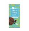 Sininen ja vihreä suklaapatukan kääre, jossa lukee iChoc Choco Cookie Vegan Milk-Like; suorakaiteen muotoinen, mattapinnalla ja yksinkertaisella palikkatypografialla tuotenimelle; pakkauksessa kuva keksistä, Fairtrade- ja luomusertifikaattilogot sekä teksti No Plastic alaosassa; muita näkyviä yksityiskohtia ovat vegaaniset raaka-aineet etusivulla; ei ihmisiä tai käsiä kuvassa; tausta yksinkertainen.