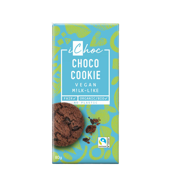 Sininen ja vihreä suklaapatukan kääre, jossa lukee iChoc Choco Cookie Vegan Milk-Like; suorakaiteen muotoinen, mattapinnalla ja yksinkertaisella palikkatypografialla tuotenimelle; pakkauksessa kuva keksistä, Fairtrade- ja luomusertifikaattilogot sekä teksti No Plastic alaosassa; muita näkyviä yksityiskohtia ovat vegaaniset raaka-aineet etusivulla; ei ihmisiä tai käsiä kuvassa; tausta yksinkertainen.