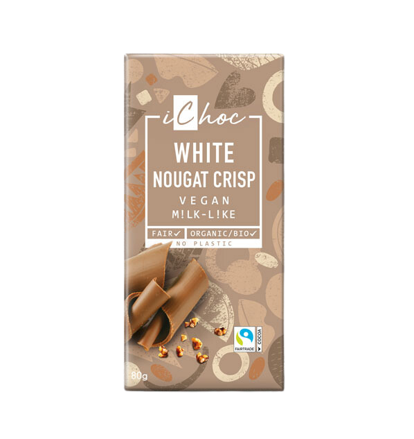 Suklaapatukka, jossa lukee iChoc White Nougat Crisp Vegan Milk-Like; pakkaus suorakaiteen muotoinen, beige, jossa luonnonvalkoisia ja ruskeita abstrakteja muotoja mattapinnalla; etiketissä groteski- ja käsialatyylistä kirjasinta tuotenimelle ja tiedoille; teksti mainitsee reilu, luomu, vegaaninen, ei muovia; useita sertifikaattilogoja rivissä pakkauksen alaosassa; ei ihmisiä tai rekvisiittaa näkyvissä; tausta yksinkertainen, studiokuva.