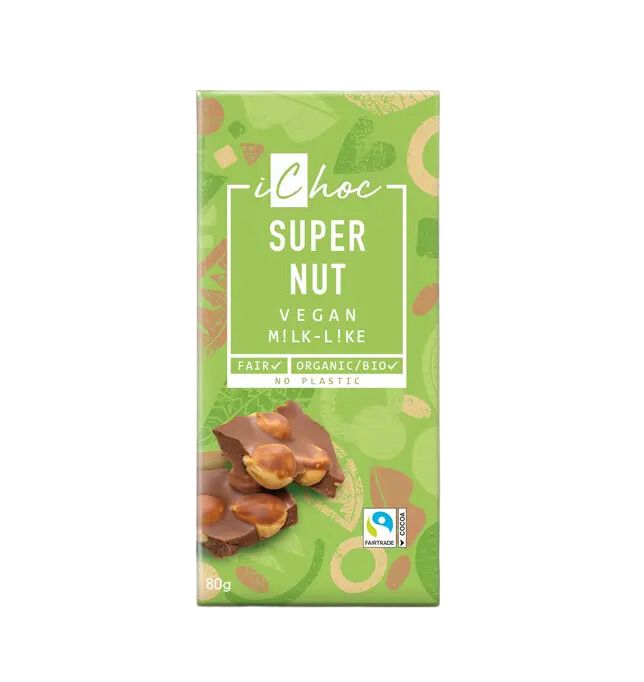 Vihreä iChoc Super Nut -vegaaninen maitosuklaapatukka, jonka kääreessä pähkinäkuvia ja pala suklaata paljastaa hasselpähkinöitä; pakkaus korostaa tuotteen olevan reilu, luomu ja ei sisällä muovia; kääre mattapintainen palikkamaisella groteskitypografialla ja kuvakemaisilla etikettielementeillä; tuote suorakaiteen muotoinen, kuvattu neutraalilla taustalla ilman ihmisiä tai käsiä.