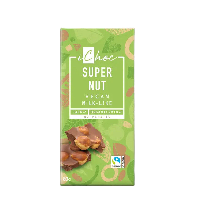 Vihreä iChoc Super Nut -vegaaninen maitosuklaapatukka, jonka kääreessä pähkinäkuvia ja pala suklaata paljastaa hasselpähkinöitä; pakkaus korostaa tuotteen olevan reilu, luomu ja ei sisällä muovia; kääre mattapintainen palikkamaisella groteskitypografialla ja kuvakemaisilla etikettielementeillä; tuote suorakaiteen muotoinen, kuvattu neutraalilla taustalla ilman ihmisiä tai käsiä.