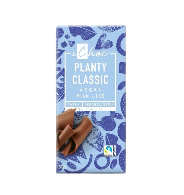 Sininen ja valkoinen kuvioitu iChoc Planty Classic -vegaaninen maitomainen suklaapatukka, merkinnät reilu kauppa, luomu ja ei muovia, etusivulla suklaalastuja ja paino 80 g; suorakaiteen muotoinen pahvikääre mattapinnalla; groteskikirjasin päätekstille, kaikki tuoteväittämät pieninä kuvakkeina alakulmassa; tasokuva neutraalilla taustalla; ei ihmisiä tai käsiä näkyvissä.