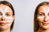 Faceimage Kinesioteippi Kasvoille Sensitive; kaksi vaaleaihoista naista katsoo kameraan, molemmilla valkoisia teippikaistaleita geometrisin kuvioin kasvoillaan; vasemmalla olevalla naisella teippiä enemmän, molemmat hymyilevät hieman vaaleaa taustaa vasten; ei näkyvää tuotepakkausta tai luettavaa tekstiä; ei rekvisiittaa tai käsiä näkyvissä, kuva rajattu pään ja hartioiden korkeudelta edestä.