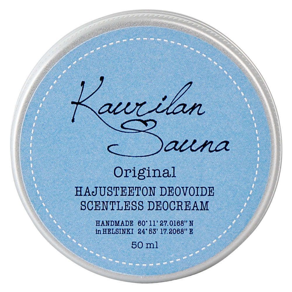 Kaurilan Sauna Deovoide Hajusteeton; pyöreä metallipurkki mattahopeisena, sininen etiketti nykyaikaisella groteskitekstillä; etiketissä lukee "Kaurilan Sauna Original Hajusteeton Deovoide" sekä pienemmällä "käsintehty Helsingissä"; pakkaus sisältää 50 ml luonnollista, alumiinitonta deodoranttia; ei ihmisiä tai käsiä, neutraali tausta.