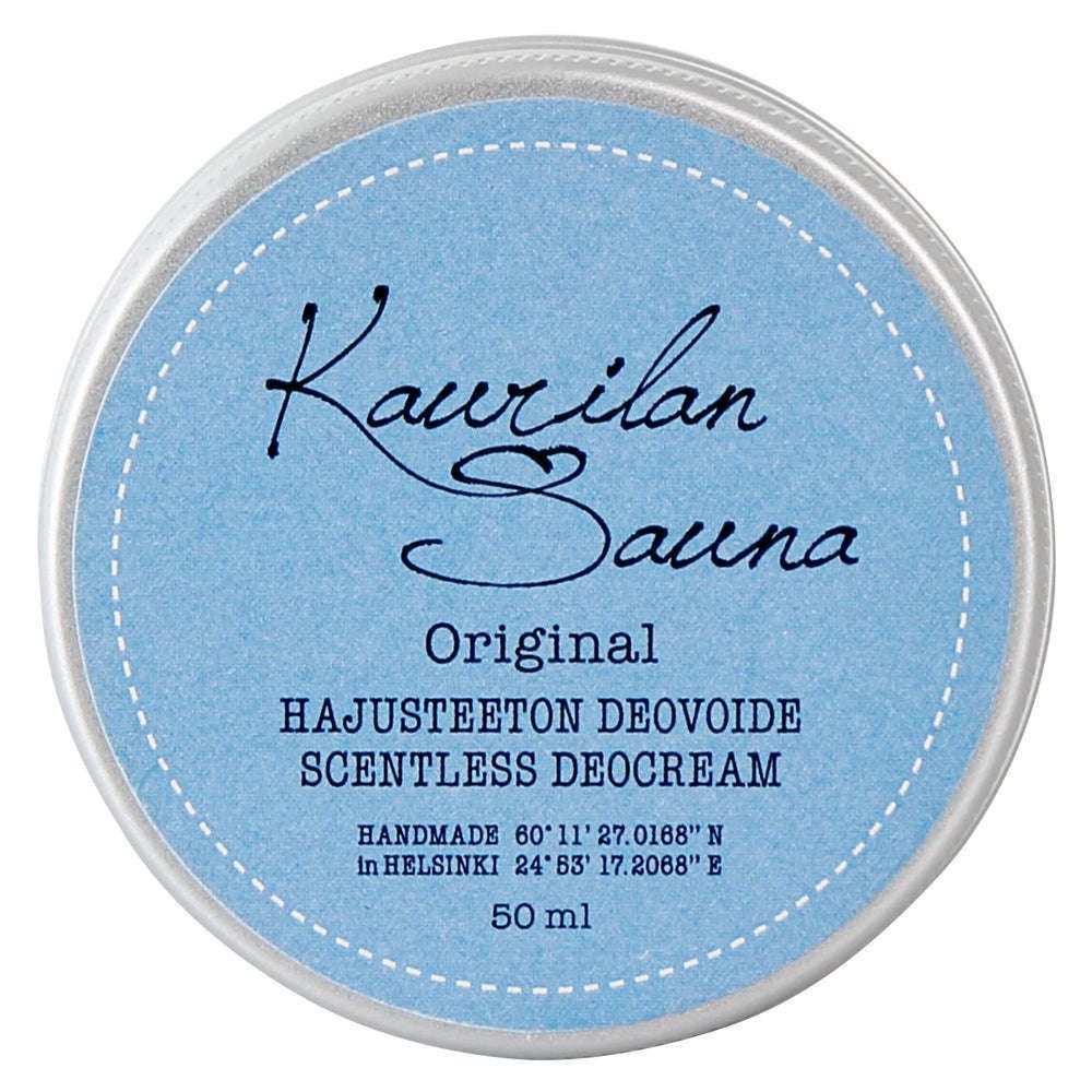 Kaurilan Sauna Deovoide Hajusteeton; pyöreä metallipurkki mattahopeisena, sininen etiketti nykyaikaisella groteskitekstillä; etiketissä lukee "Kaurilan Sauna Original Hajusteeton Deovoide" sekä pienemmällä "käsintehty Helsingissä"; pakkaus sisältää 50 ml luonnollista, alumiinitonta deodoranttia; ei ihmisiä tai käsiä, neutraali tausta.