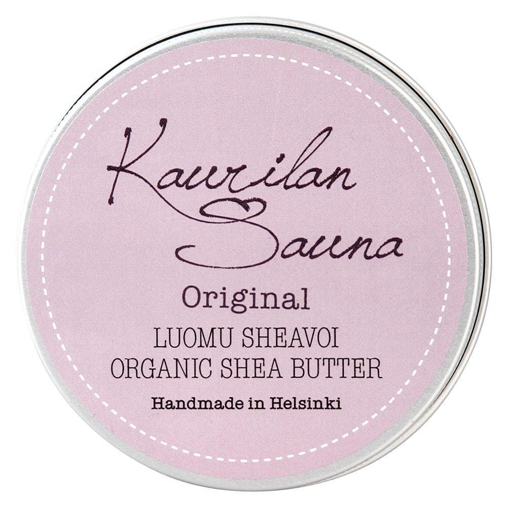 Kaurilan Sauna Luomu Sheavoi; pyöreä metallipurkki mattahopeisena, tasainen pyöreä kansi vaaleanpunaisella etiketillä serifi- ja käsialakirjasimin mustana ja valkoisena; teksti "Kaurilan Sauna Original, Luomu Sheavoi, käsintehty Helsingissä luomuraaka-aineista"; valkoinen tausta, ei ihmisiä tai käsiä kuvassa.