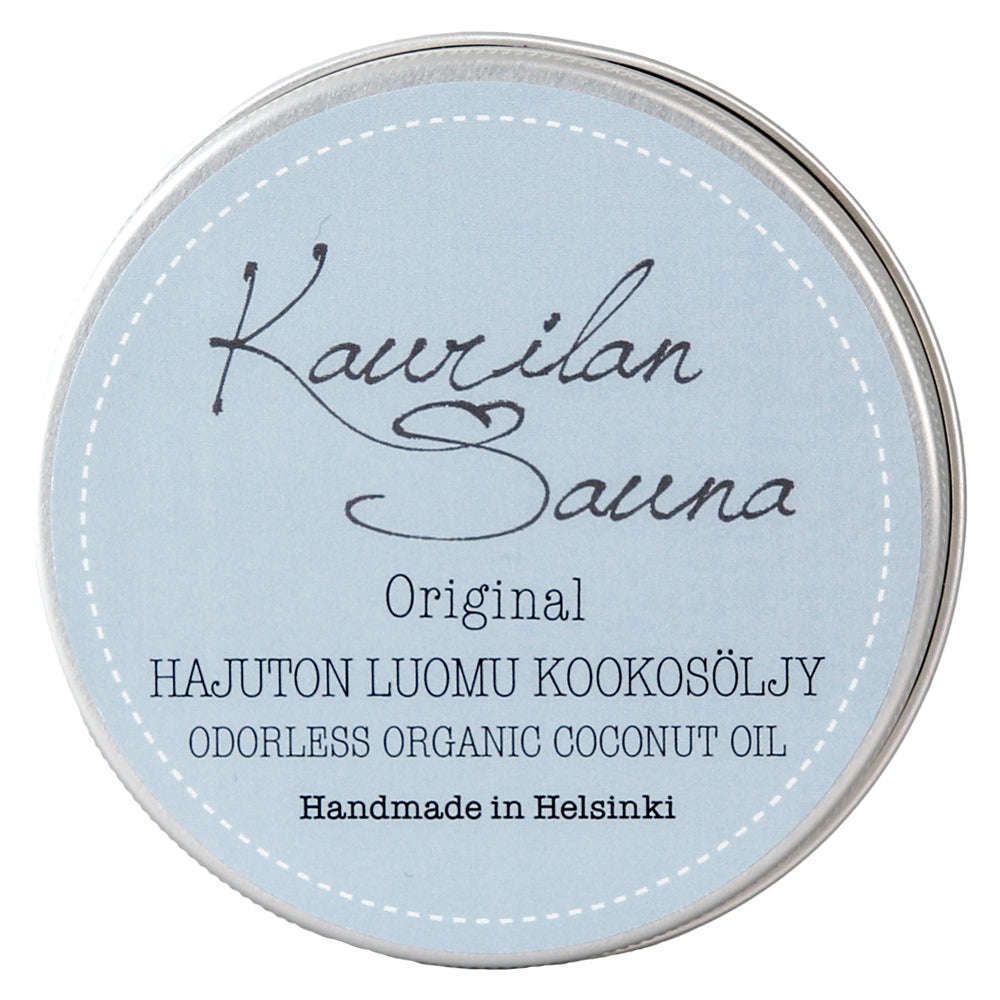 Kaurilan Sauna Luomu Tuoksuton Kookosöljy; pyöreä purkki sinisellä kannella tekstillä "Kaurilan Sauna Original Hajusteeton Luomu Kookosöljy, käsintehty Helsingissä" suomeksi ja englanniksi, korostaen luomuraaka-aineita; kansi mattasininen käsialakirjoituksella ja groteskitekstillä; purkin runko hopeanvärinen metalli; valkoinen tausta, ylhäältä kuvattu, ei ihmisiä tai käsiä.