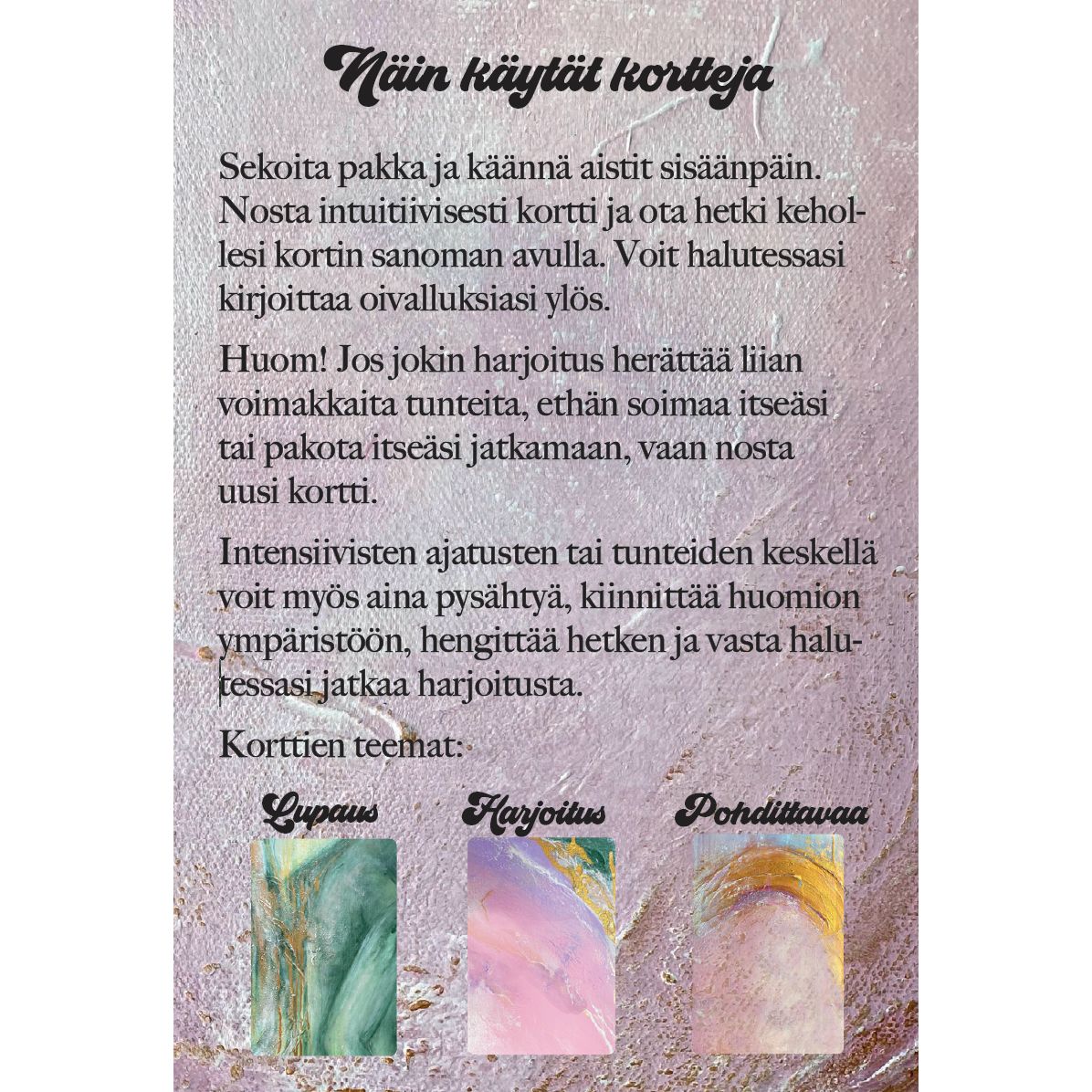 Hidasta Elämää Lempeyttä keholle kortit; suomenkielinen ohjekortti selittää intuitiokorttien käyttöä, esimerkkeinä kolme korttia nimeltä Lupaus, Harjoitus ja Pohdittavaa, kunkin alla abstrakteja värikkäitä tarot-henkisiä kuvituksia; kortit suorakulmaisia mattapintaisin valkoisin reunuksin ja mustalla groteskitekstillä; kuvassa ei ihmisiä tai käsiä; tausta vaalea ja pehmeästi valaistu.