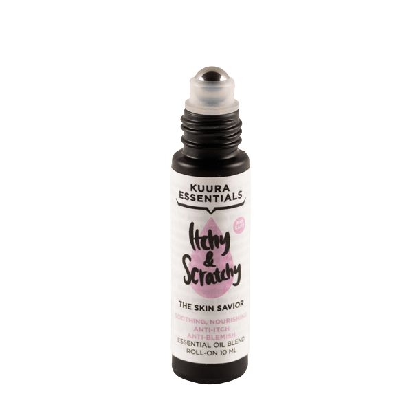 Kuura Essentials Itchy & Scratchy Ihonhoitoöljy; musta ja valkoinen roll-on-pullo tekstillä "Kuura Essentials Itchy & Scratchy, The Skin Savior Essential Oil Blend, Roll-on 10 ml" valkoisella taustalla; pullo sylinterinmuotoinen kiiltäväpinnalla ja kiinteä musta korkki; etiketti käyttää yksinkertaista groteskityyppografiaa sekä lihavoituna että tavallisena; ei ihmisiä tai käsiä kuvassa.