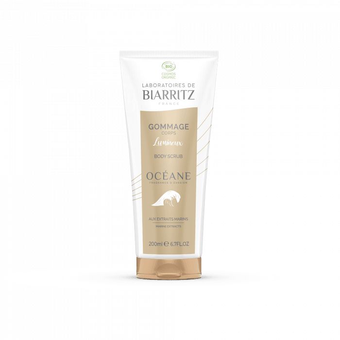 Laboratoires de Biarritz Oceane Vartalokuorinta; valkoinen ja kultainen tuubi Laboratoires de Biarritz Océane Body Scrub -kuorintaa, 200 ml, rikastettu merenainesosin, pystyssä pelkistetyllä vaalealla taustalla; tuubi opaakkia muovia, sylinterinmuotoinen tasaisella korkilla; pinta pääosin matta metallisin kultaisin tehostein; etikettiteksti nykyaikaista groteskikirjasinta mustana ja kultaisena; ei ihmisiä tai käsiä kuvassa.
