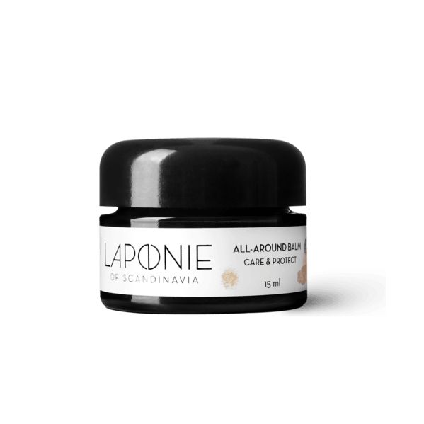 Laponie of Scandinavia All-Around Yleisbalsami; pieni 15 ml purkki mustalla ruuvikannella, sylinterinmuotoinen kirkas astia; mattapintainen valkoinen etiketti kiertää purkkia yksinkertaisella mustalla groteskitekstillä; teksti "Laponie of Scandinavia All-Around Balm" näkyvissä; vaalea tasainen tausta, ei rekvisiittaa tai ihmisiä kuvassa.