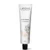 Laponie of Scandinavia Kasvovoide; valkoinen tuubi tekstillä "Laponie of Scandinavia Face Cream Care & Hydrate, 40 ml" mustalla korkilla ja minimalistisin kasviaihein; tuubi mattapintainen ja pystysuorakulmainen; teksti mustalla groteskikirjasimella; vaalea tasainen tausta, ei muita esineitä tai ihmisiä kuvassa.