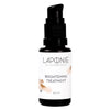 Laponie of Scandinavia Kirkastava seerumi; pieni musta pumppupullo tekstillä "Laponie of Scandinavia Brightening Treatment 20 ml" valkoisella taustalla; pullo sylinterinmuotoinen mattapintaisena mustalla muovipumpulla; etiketin teksti yksinkertaisella groteskikirjasimella ja vähäisin kuvituksin; kuvattu suoraan edestä, ei ihmisiä tai käsiä kuvassa.