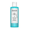 Lavera 2in1 Micellar Meikinpoistoaine; pullo Lavera Naturkosmetik 2-in-1 Micellar Make-Up Remover -tuotetta valkoisella etiketillä ja sinisellä nesteellä, luomusertifiointi, kasviaiheiset kuvitukset ja hellävarainen micellaarinen teknologia; sylinterinmuotoinen muovipullo kirkkaana pyöristetyin olkapäin; etiketissä groteskitekstiä eri painoin; tausta valkoinen ilman muita esineitä tai käsiä.