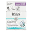 Lavera Basis Sensitiv Calming -yövoiderasia, suorakulmainen, pääosin valkoinen ja vaaleansininen väritys, mattapinta. Etiketissä mainitaan herkälle iholle, hajusteeton ja vegaaninen, mukana pienet logot luomusta, vegaanisuudesta ja hiilineutraaliudesta. Mainitaan aloe vera ja mantelinöljy. Ihmisiä tai käsiä ei näy. Pelkistetty tausta, keskitetty tuotekuva.