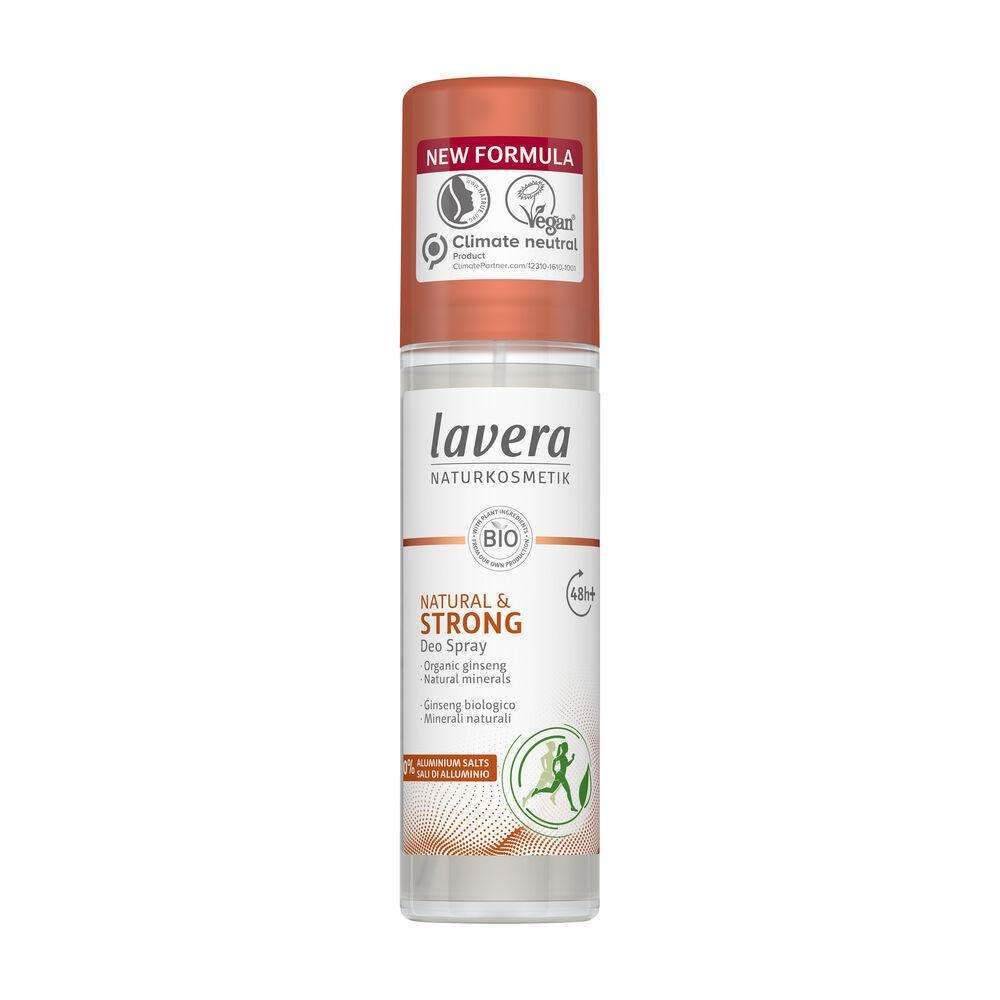Lavera Deo Spray Natural & Strong; valkoinen muovipullo mattapintaisena, ruskea korkki; etiketissä ilmastoneutraaliuden ja vegaanisuuden symbolit sekä teksti "48h protection"; pullo sylinterinmuotoinen; kaikki teksti groteskikirjasimella; valkoinen tausta, yksinkertainen tuotekuva ilman ihmisiä.