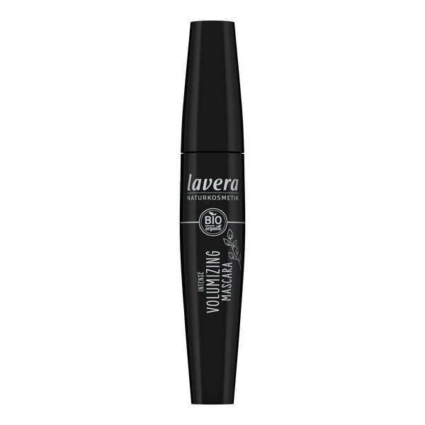 Lavera Intense Volumizing Ripsiväri Musta; musta tuubi Lavera Naturkosmetik Volumizing Mascara -ripsiväriä valkoisin tekstein, BIO-luomusertifiointimerkintä etupuolella ja luonnollisia ainesosia täyteläisemmän näköisiin ripsiin; tuubi sylinterinmuotoinen mattapinnalla; valkoinen groteskikirjasin näyttää tuote- ja brändinimet; etiketissä pyöreä "BIO"-merkki; ei ihmisiä tai lisätarvikkeita näkyvissä, kuvattu pelkistetyllä taustalla tavanomaisessa tuotekuvassa.