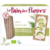 Le Pain des Fleurs Luomu Gluteeniton Näkkileipä Tattari; rasia tekstillä "Le Pain des Fleurs Buckwheat Crispbread", jossa tuotenimi, vegaanimerkki ja kuva näkkileivästä tuorejuuston ja avokadoviipaleiden kera; suorakulmainen rasia mattapinnalla, pääosin valkoinen ja maanläheisen sävyinen; pakkaus mainitsee vähärasvaisuuden ja kuidun lähteen; groteskityyppiä eri kokoina etuosassa; ei ihmisiä tai käsiä; neutraali tausta.