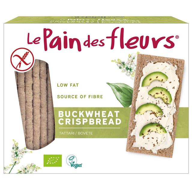 Le Pain des Fleurs Luomu Gluteeniton Näkkileipä Tattari; rasia tekstillä "Le Pain des Fleurs Buckwheat Crispbread", jossa tuotenimi, vegaanimerkki ja kuva näkkileivästä tuorejuuston ja avokadoviipaleiden kera; suorakulmainen rasia mattapinnalla, pääosin valkoinen ja maanläheisen sävyinen; pakkaus mainitsee vähärasvaisuuden ja kuidun lähteen; groteskityyppiä eri kokoina etuosassa; ei ihmisiä tai käsiä; neutraali tausta.