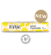 Vivani Luomu Sitruuna-Juustokakku Suklaapatukka; Vivani Lemon Cheesecake -suklaapatukka keltaisessa, valkoisessa ja vihreässä suorakaiteen muotoisessa pakkauksessa mattapinnalla ja useilla sitruunaviipalekuvituksilla; etiketissä mainittu sisemmän foliokääreen selluloosapohjaisuus; pakkauksen etusivulla lihavoitua groteskitekstiä ”NEW” ja ”BIO ORGANIC”; ei ihmisiä tai käsiä; kuva neutraalilla taustalla, pakkaus kokonaan näkyvissä.